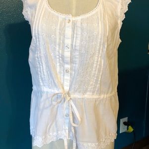 Cap sleeved button town top